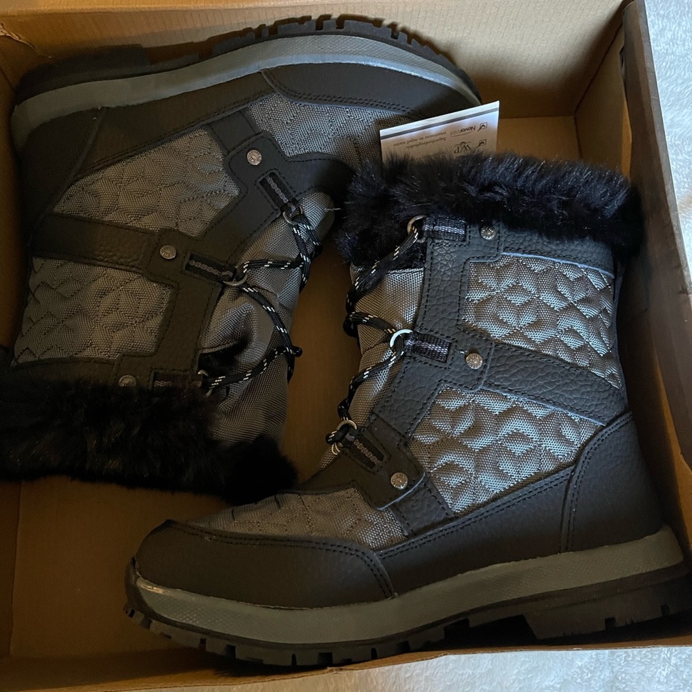 Beat paw snow boots. New with tags in box